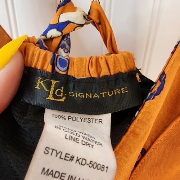 KLd-Signature backless w/thin criss cross straps on back. Deep v-neck Vibrant - Picture 11 of 14